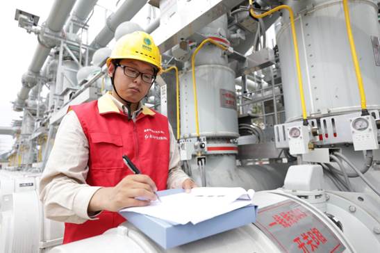 6月30日，国家电网工作人员在宁波500千伏甬港变进行投运启动操作。