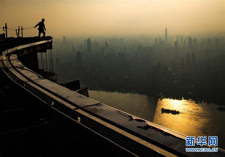 （图片故事&middot;高温下的劳动者）（1）俯瞰长江的建设者