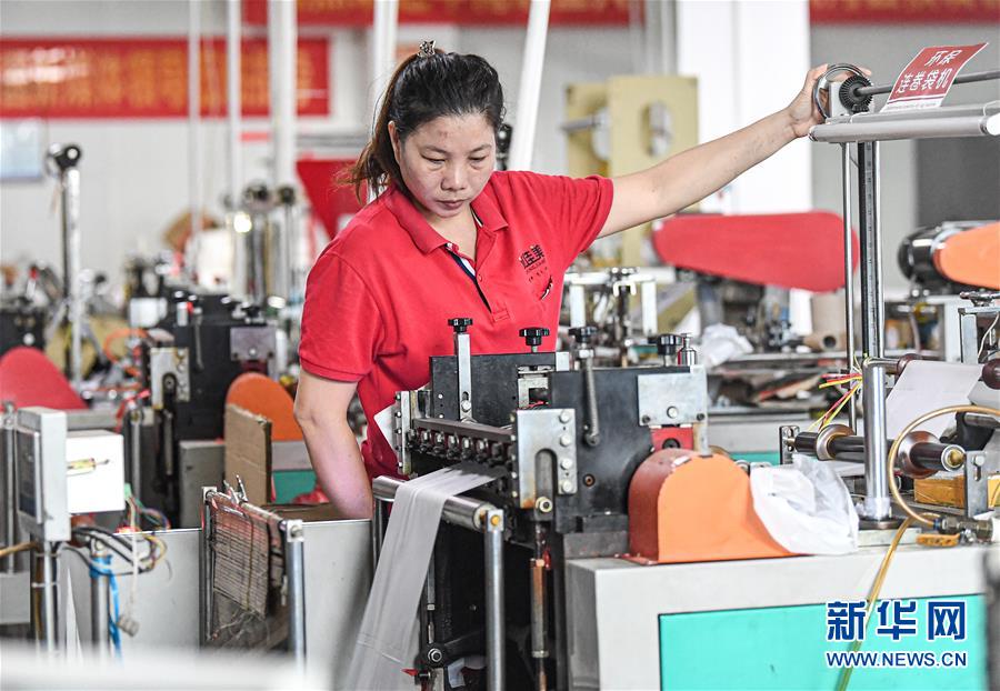 （新华视界）（1）&ldquo;禁塑&rdquo;倒计时  全生物降解袋生产忙