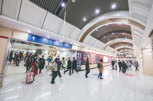 　　解放大路站是长春轨道交通1号线与2号线换乘站，宽敞的换乘大厅让市民享受轨道交通出行的便利。 张扬 摄