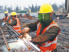 ?？诮虑咂分室盟钅抗さ厝然鸪?/></a>?？诮虑咂分室盟钅抗さ厝然鸪煜钅拷ㄉ枞饶苷蕉蘸?月10日下午，在海口江东新区高品质饮用水水厂项目工地，工人在一起焊接钢筋笼。 通讯员郝尉淞摄海南日报记者习霁鸿通讯员郝尉淞从?？谑星宦房虑?，明显能听到车窗...<a href=