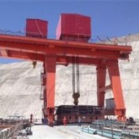 双向坝顶门机